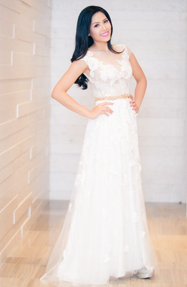 Hoa hậu Thế giới 2011 cùng Nguyễn Thị Loan đi thử váy 8