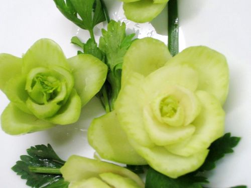 Hướng dẫn bạn tỉa hoa từ cải thìa trang trí món ăn 8