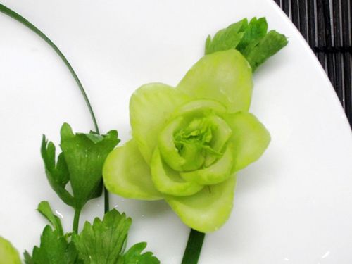 Hướng dẫn bạn tỉa hoa từ cải thìa trang trí món ăn 7