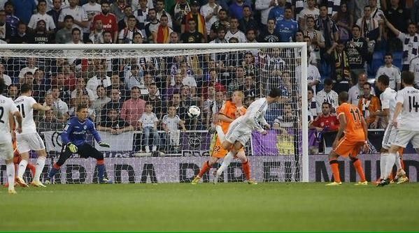 Valencia 2-1 Real (H2): HLV Ancelotti ngồi chết lặng 14