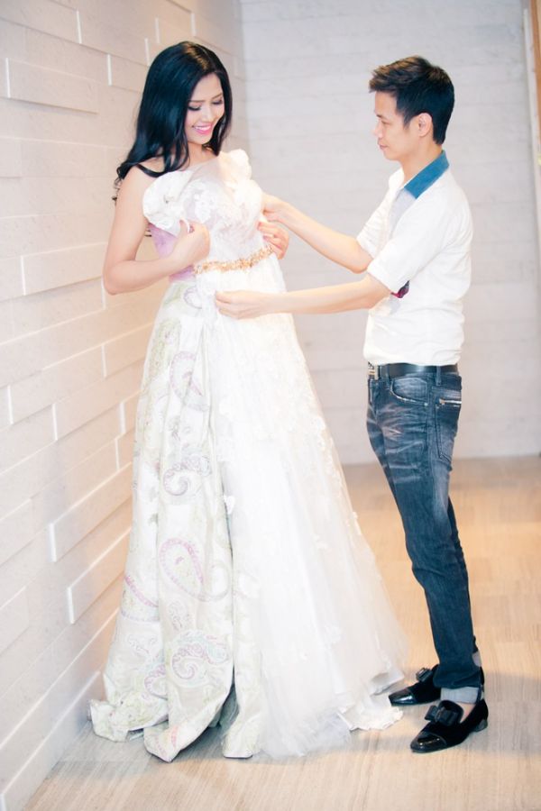Hoa hậu Thế giới 2011 cùng Nguyễn Thị Loan đi thử váy 5