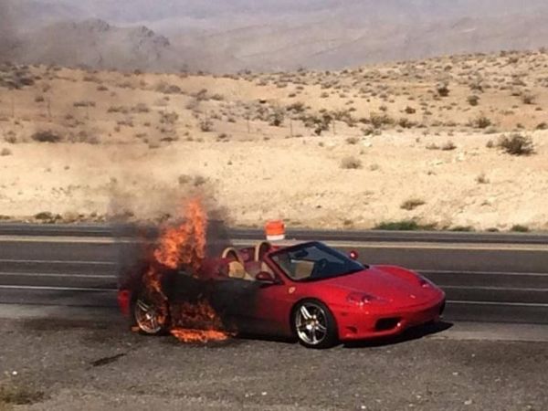 Người đàn ông bất lực nhìn siêu xe Ferrari 360 bốc cháy 2