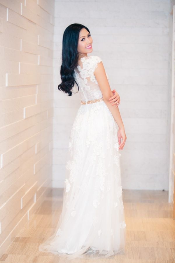 Hoa hậu Thế giới 2011 cùng Nguyễn Thị Loan đi thử váy 7