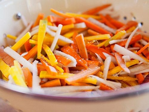Cách muối chua củ cải và cà rốt ăn dần dịp Tết 3