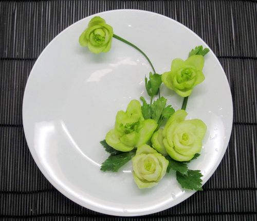 Hướng dẫn bạn tỉa hoa từ cải thìa trang trí món ăn 6