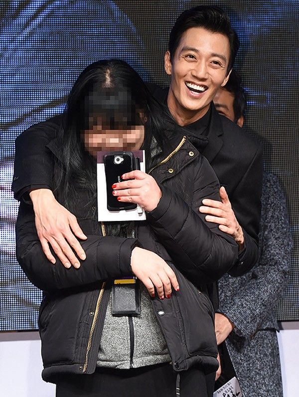 Fan nữ giấu mặt vào áo Lee Min Ho 8