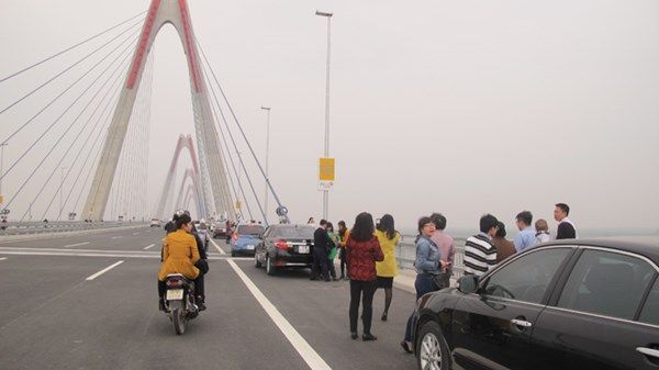 Hà Nội: Bát nháo giao thông trên cầu Nhật Tân 2