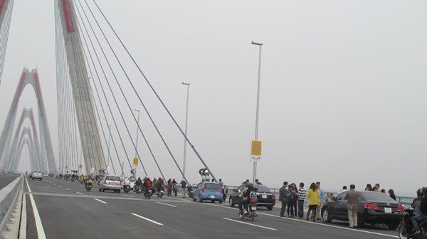 Hà Nội: Bát nháo giao thông trên cầu Nhật Tân 6