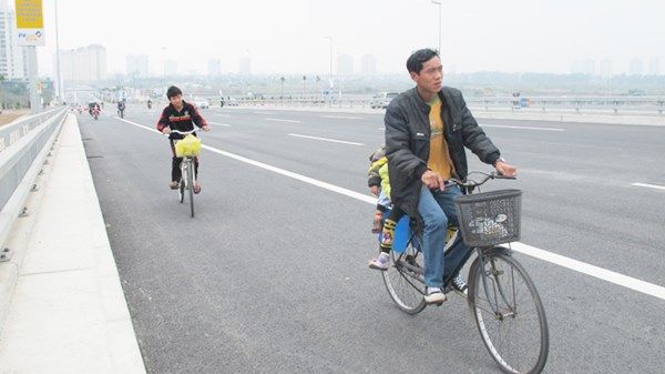 Hà Nội: Bát nháo giao thông trên cầu Nhật Tân 3