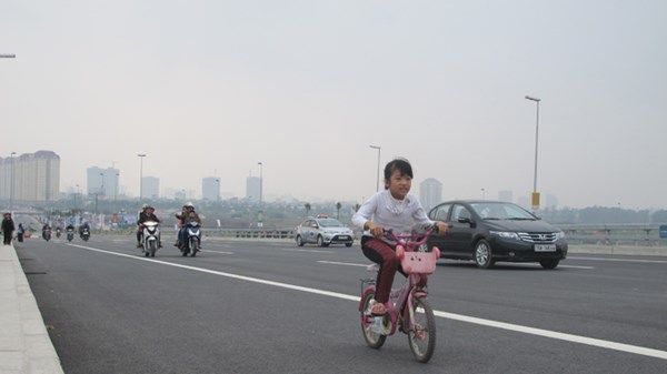 Hà Nội: Bát nháo giao thông trên cầu Nhật Tân 4