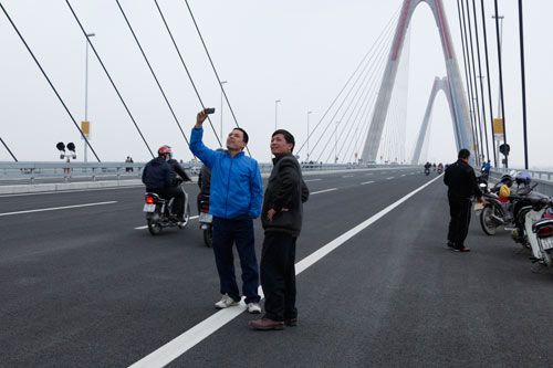 Sẽ xử phạt người đỗ xe, chụp ảnh trên cầu Nhật Tân 3