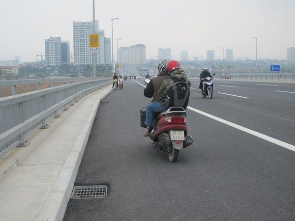 Hà Nội: Bát nháo giao thông trên cầu Nhật Tân 5