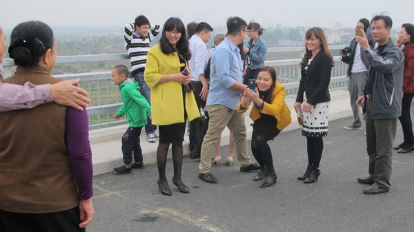 Hà Nội: Bát nháo giao thông trên cầu Nhật Tân 8
