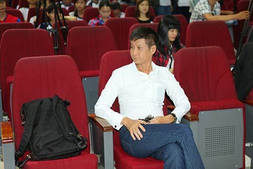 Phương Thanh vui vẻ bên đạo diễn Lê Hoàng 3