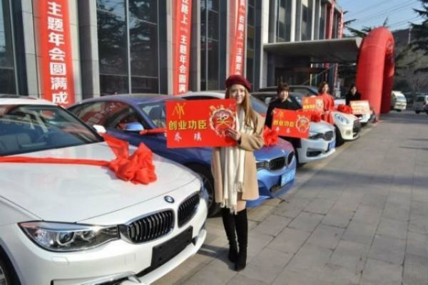 Nữ giám đốc 21 tuổi thưởng Tết cho nhân viên 4 xe BMW 4