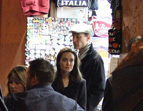 Mẹ con Angelina Jolie xuất hiện ở Rome, Italy 5