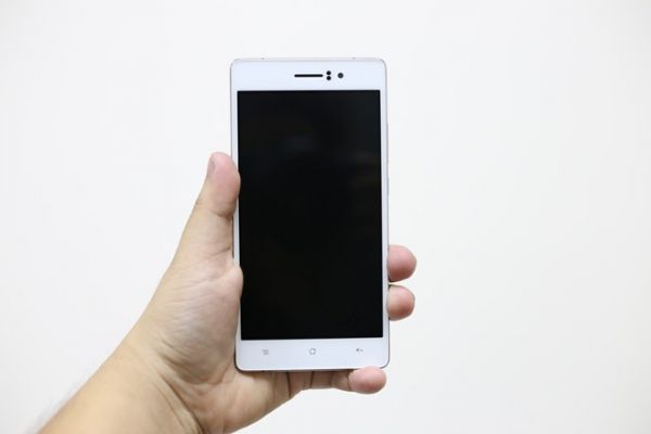 Mở hộp smartphone mỏng nhất Việt Nam giá gần 10 triệu đồng 7