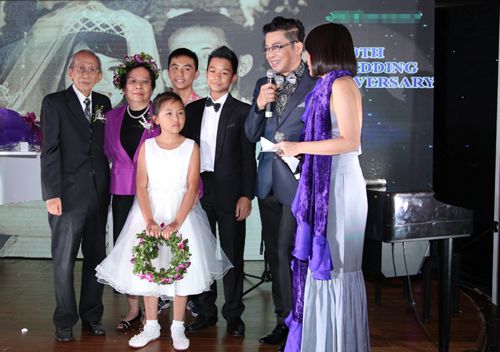 Nguyễn Ánh 9 ôm hôn vợ trong tiệc kỷ niệm 50 năm ngày cưới 5