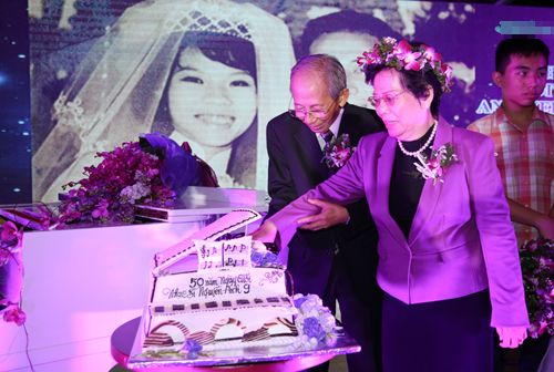 Nguyễn Ánh 9 ôm hôn vợ trong tiệc kỷ niệm 50 năm ngày cưới 3