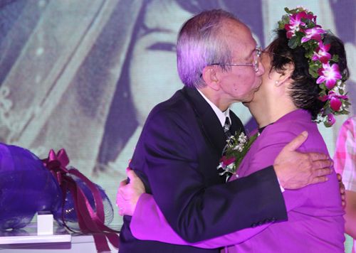 Nguyễn Ánh 9 ôm hôn vợ trong tiệc kỷ niệm 50 năm ngày cưới 4