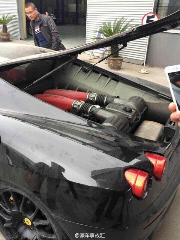 Siêu xe Ferrari F430 lao xuống hồ ở Trung Quốc 6