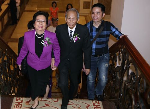 Nguyễn Ánh 9 ôm hôn vợ trong tiệc kỷ niệm 50 năm ngày cưới 2