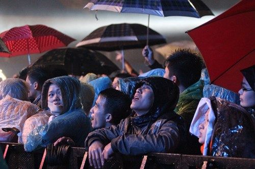 Hàng nghìn khán giả đội mưa rét xem "bão rock" tại sân Mỹ Đình 6
