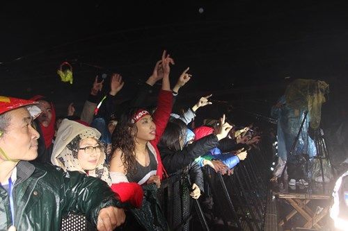 Hàng nghìn khán giả đội mưa rét xem "bão rock" tại sân Mỹ Đình 7