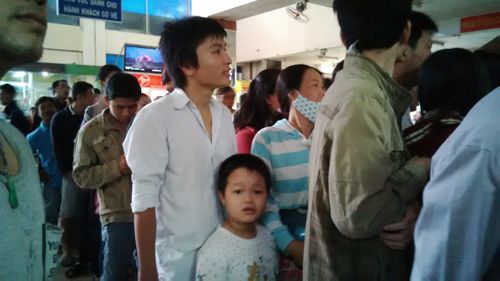 TP.HCM: Chen chúc mua vé xe khách về quê ăn Tết 12