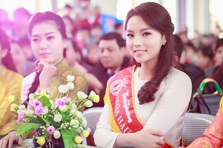 Hoa hậu Kỳ Duyên cùng đàn chị Mai Phương Thúy rủ nhau làm từ thiện 2