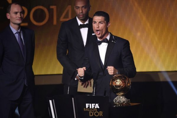 Hạnh phúc ngận tràn của C.Ronaldo khi nhận Quả bóng vàng 9