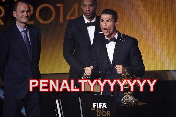 Ảnh vui Ronaldo bị ám ảnh penalty khi nhận Quả bóng vàng 4