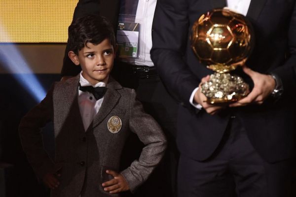 Hạnh phúc ngận tràn của C.Ronaldo khi nhận Quả bóng vàng 8