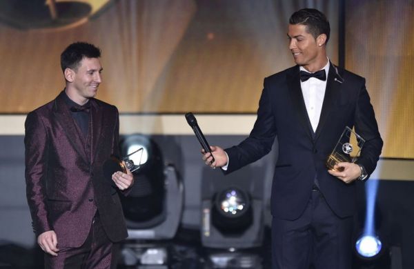 Hạnh phúc ngận tràn của C.Ronaldo khi nhận Quả bóng vàng 4