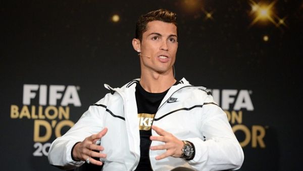 Trao QBV: Ronaldo bóng bẩy, Messi mặc áo tím 9