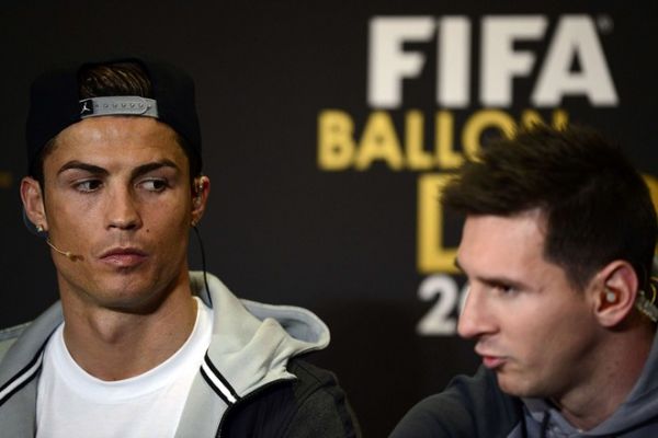 Trao QBV: Ronaldo bóng bẩy, Messi mặc áo tím 30