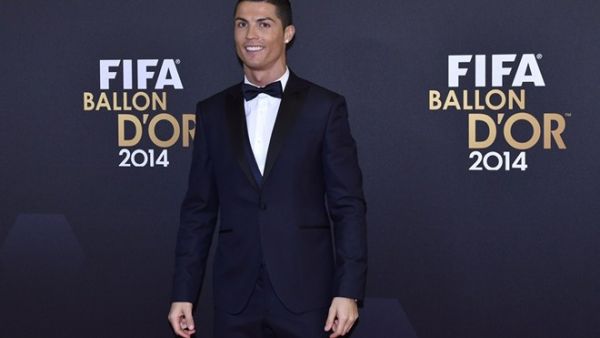Ronaldo căng thẳng chờ FIFA xướng tên 11