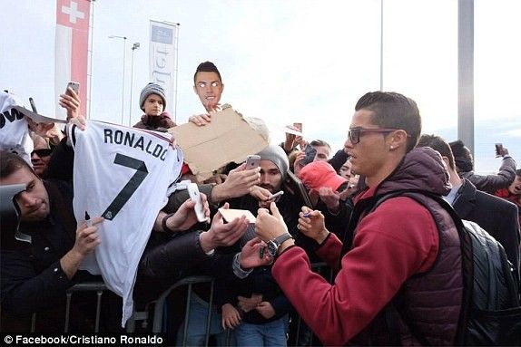 Ronaldo căng thẳng chờ FIFA xướng tên 28