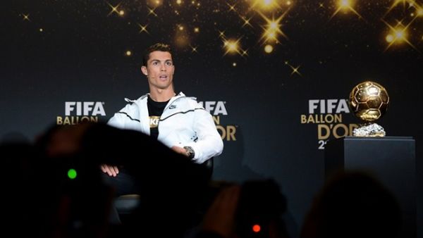 Trao QBV: Ronaldo bóng bẩy, Messi mặc áo tím 8