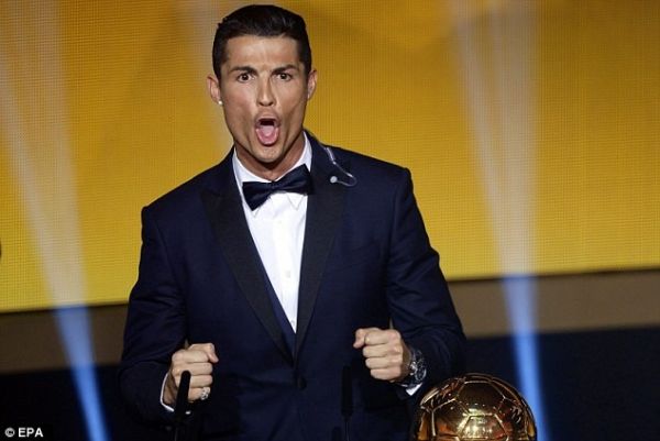 Ronaldo khoe bóng vàng trên sân tập của Real 7