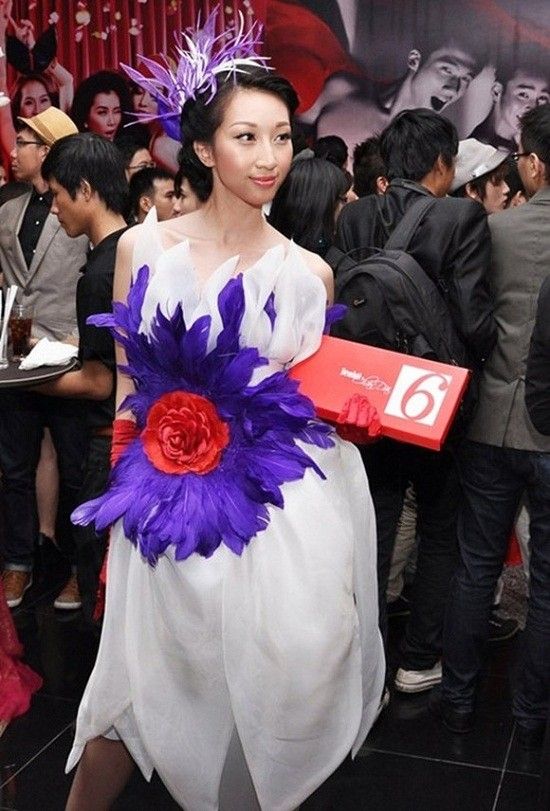 Sao Việt trở thành "thảm họa" với trang phục hoa lá cành 2