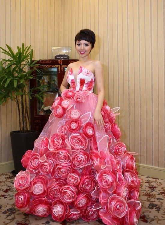 Sao Việt trở thành "thảm họa" với trang phục hoa lá cành 9
