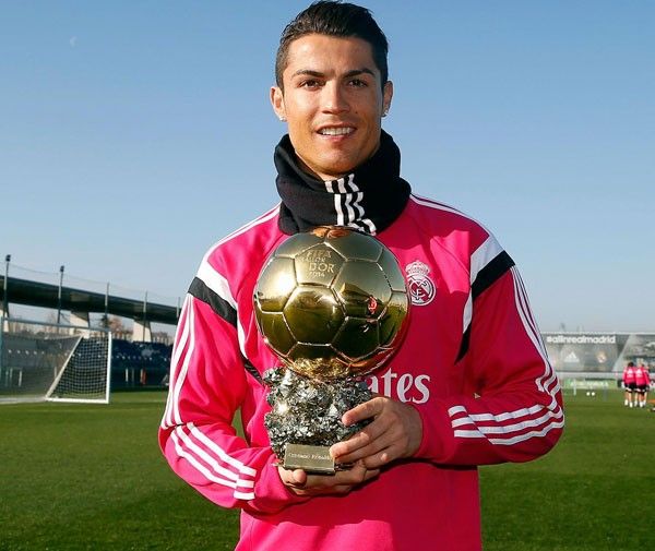 Ronaldo khoe bóng vàng trên sân tập của Real 5