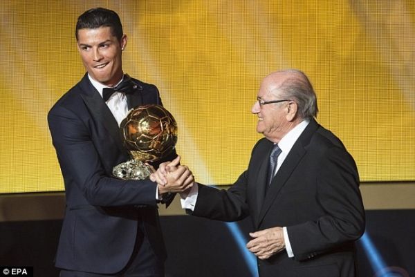 Ronaldo khoe bóng vàng trên sân tập của Real 8