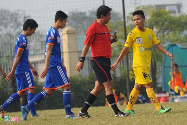 Tiền vệ U19 VN bất lực trong trận đội nhà thua Quảng Ninh 8