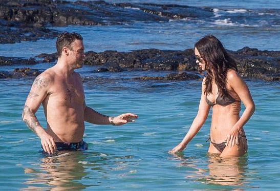 Mỹ nhân gợi tình Megan Fox đi tắm biển cùng chồng 7