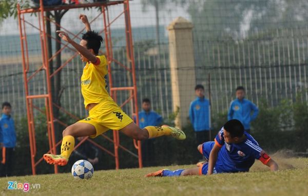Tiền vệ U19 VN bất lực trong trận đội nhà thua Quảng Ninh 3