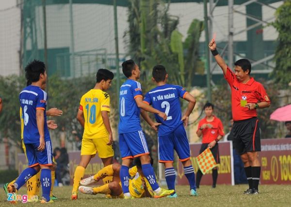 Tiền vệ U19 VN bất lực trong trận đội nhà thua Quảng Ninh 4