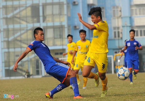 Tiền vệ U19 VN bất lực trong trận đội nhà thua Quảng Ninh 2