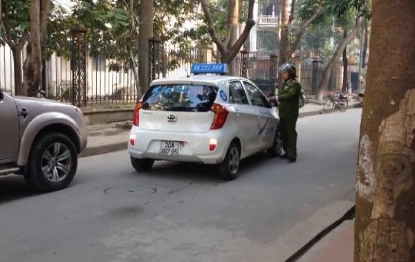 Clip: Cảnh sát lấy thân mình chặn taxi, tài xế vẫn cố tình vút chạy 4